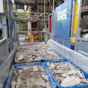 Wannen mit Betonstücken